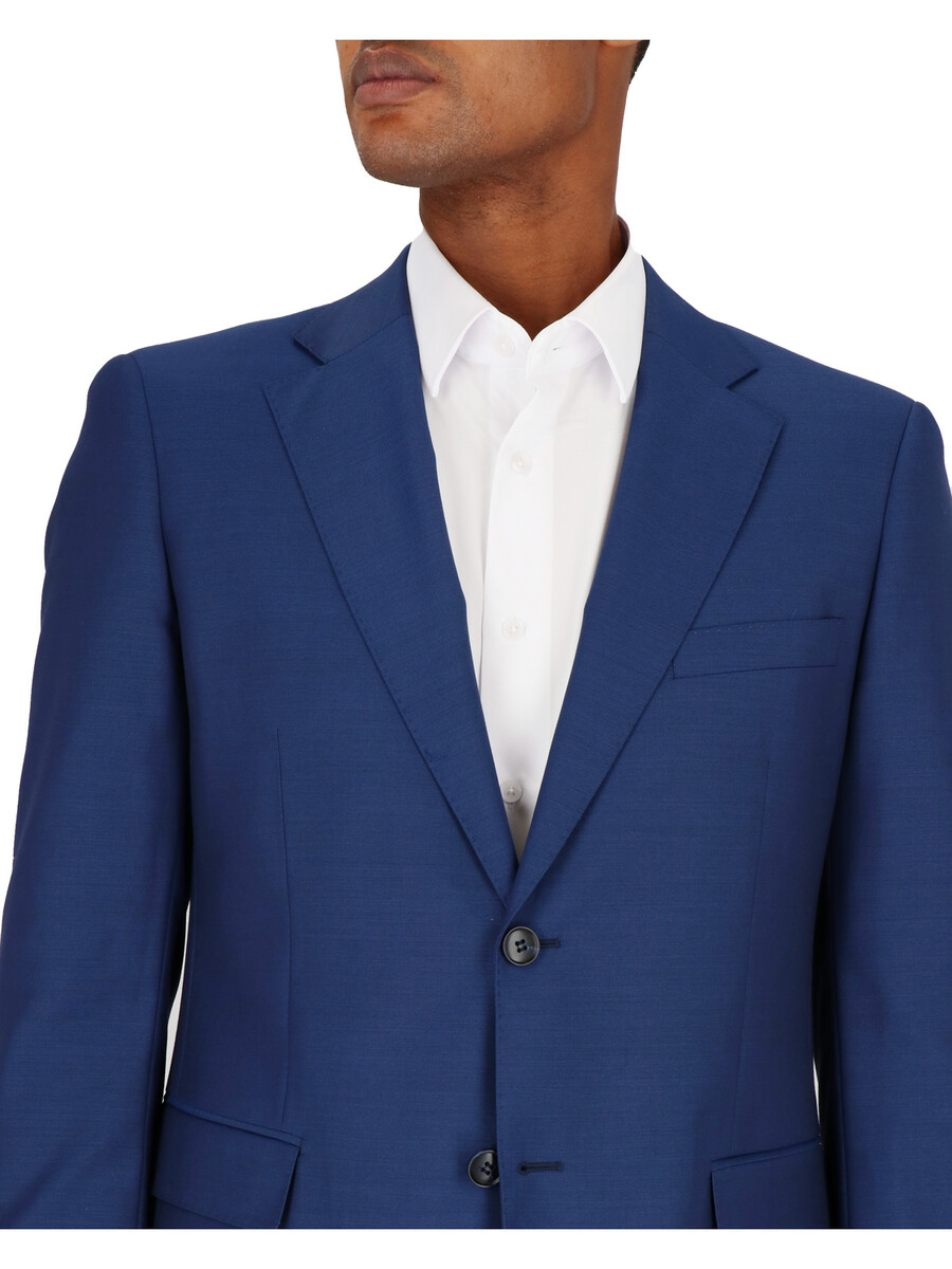 traje de dos piezas de corte entallado