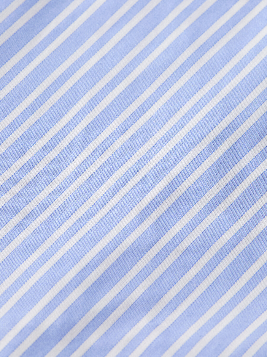 camisa de rayas anudada