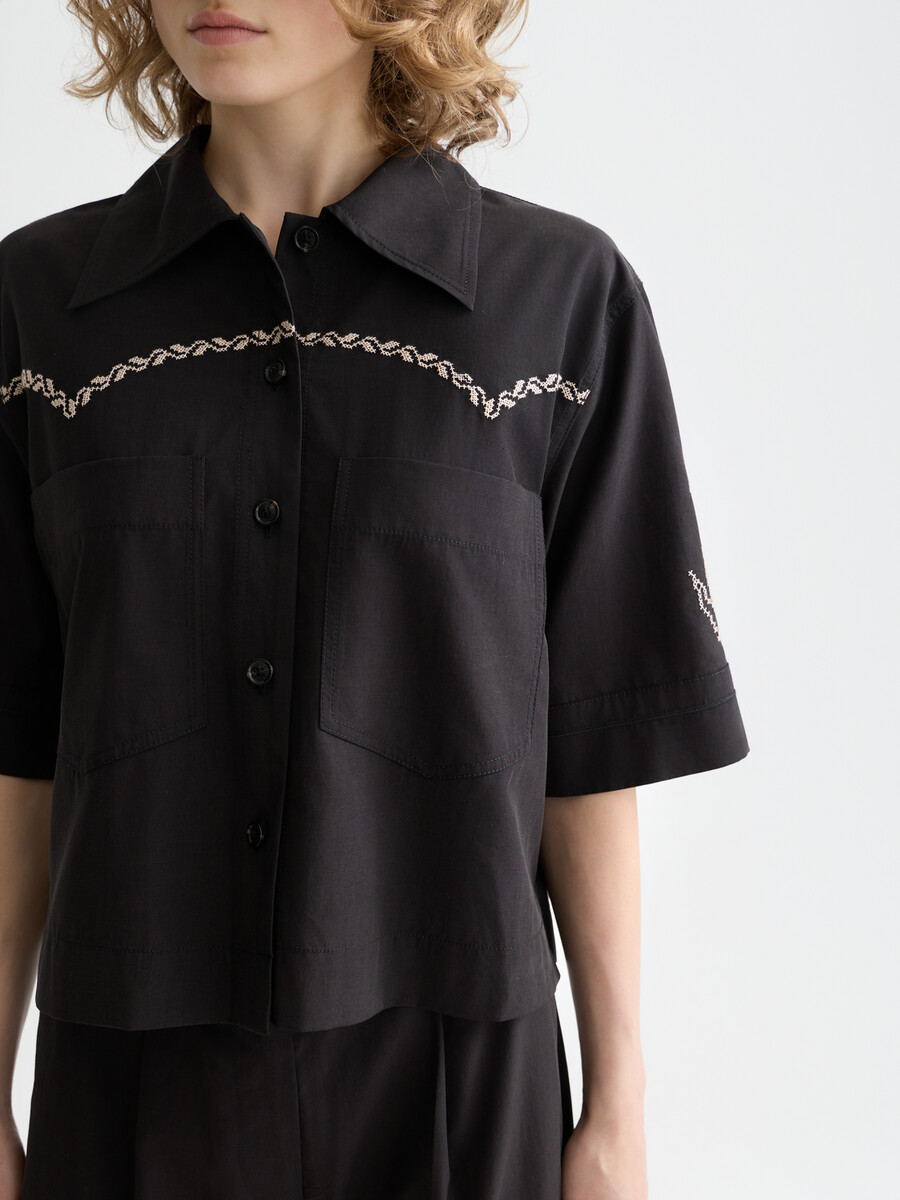camisa de manga corta de corte cuadrado