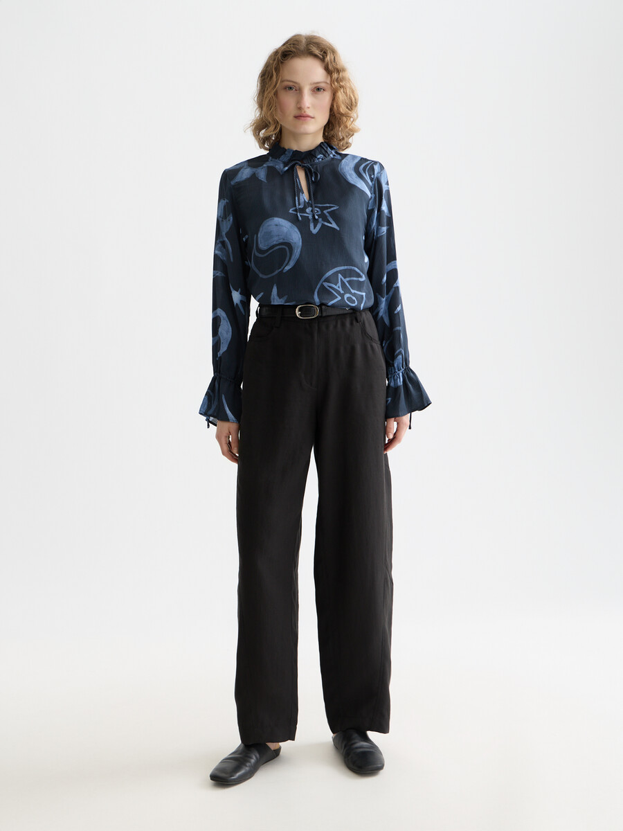 camisa estampada con puños con cordón