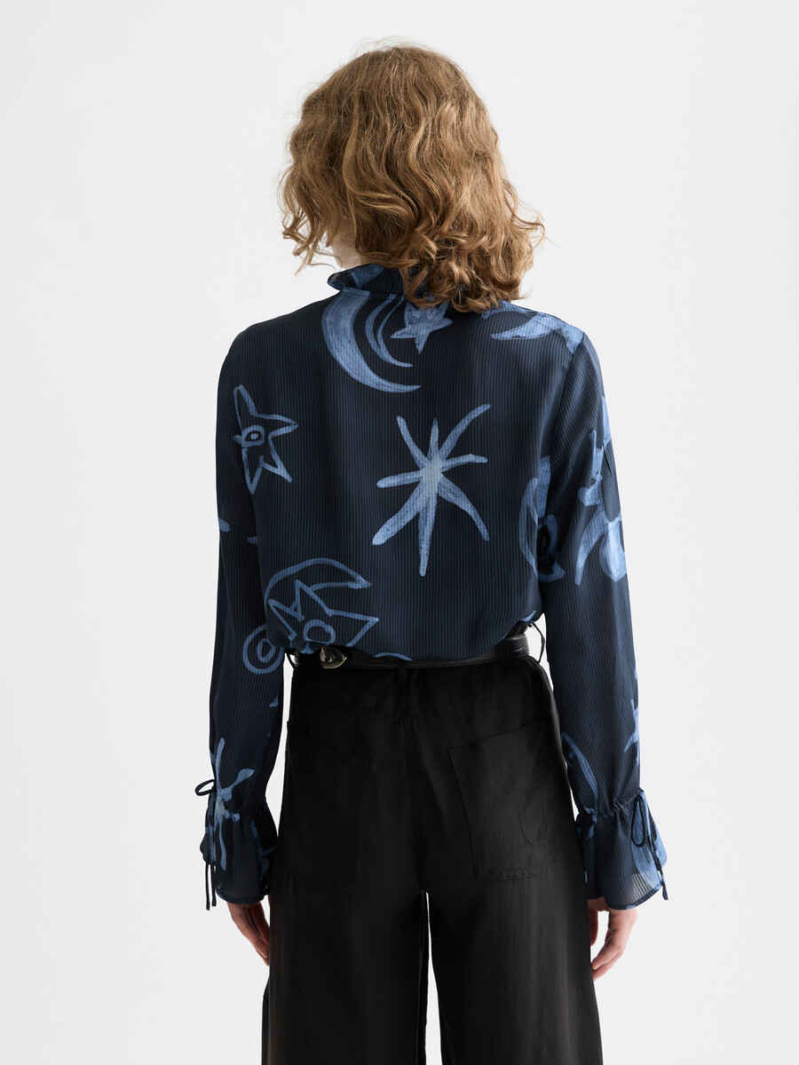 camisa estampada con puños con cordón
