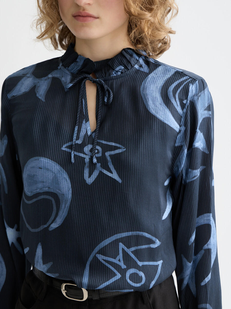 camisa estampada con puños con cordón