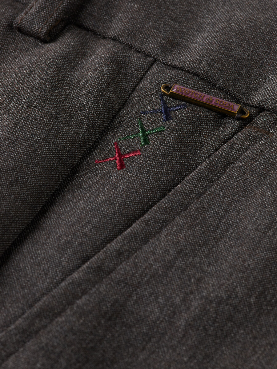 pantalón chino melange de corte ancho con detalle de bolsillo