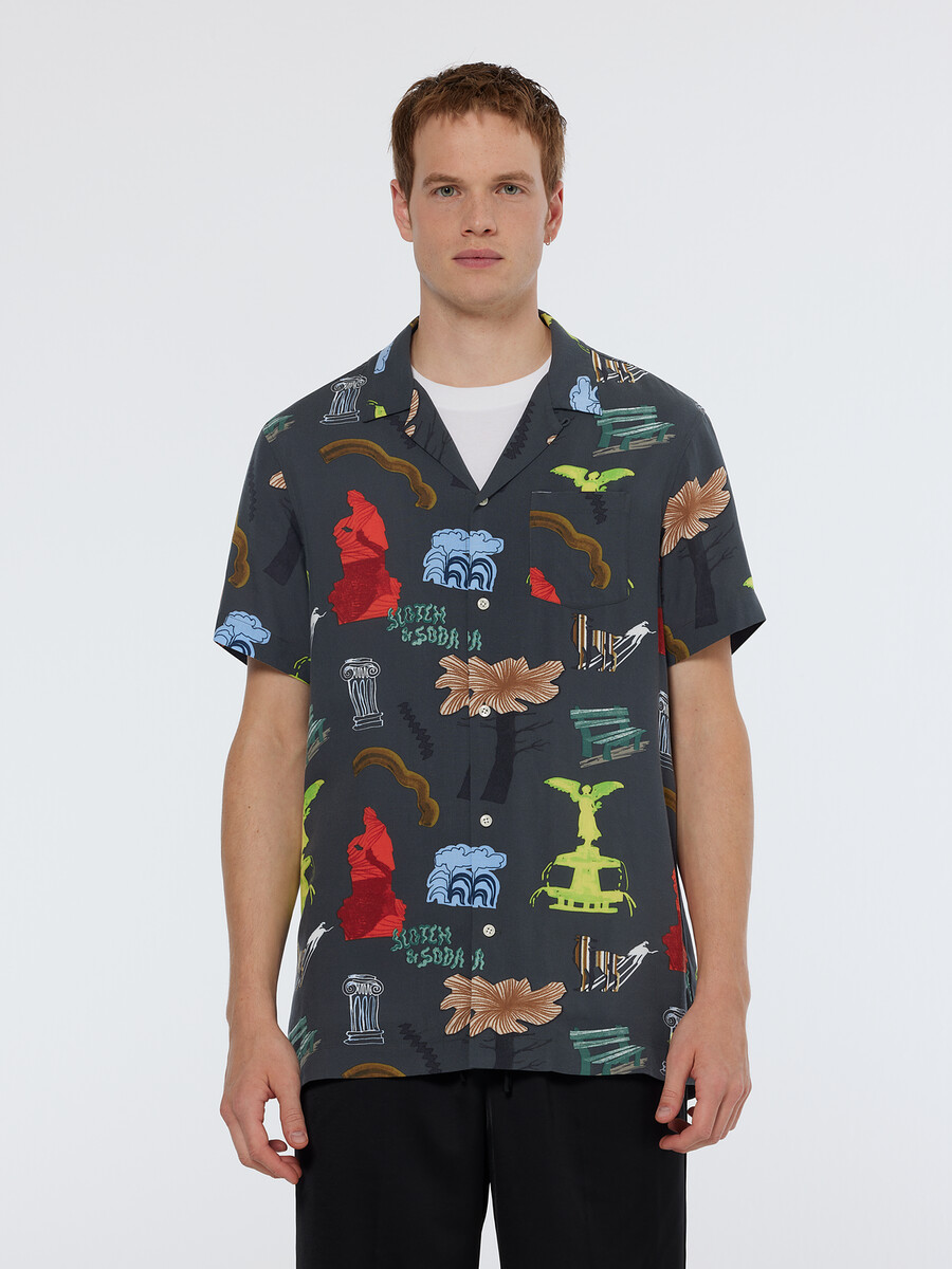 camisa de manga corta con estampado de parque y corte regular