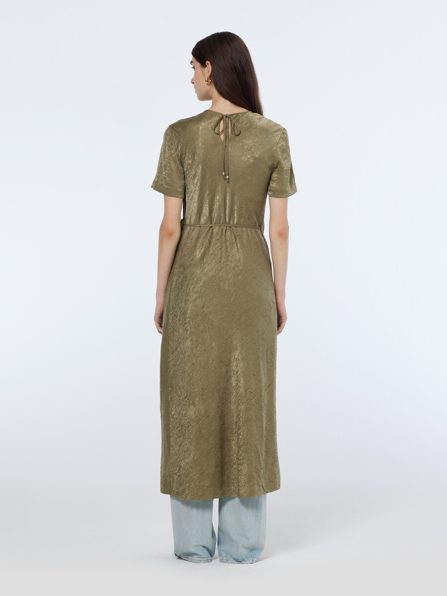 vestido cruzado midi de satén arrugado