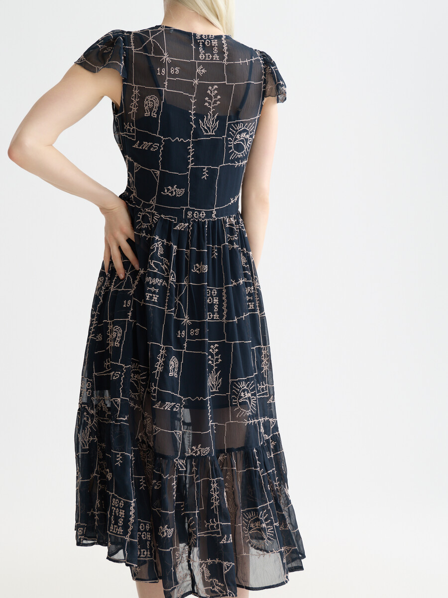 vestido midi bordado en punto de cruz
