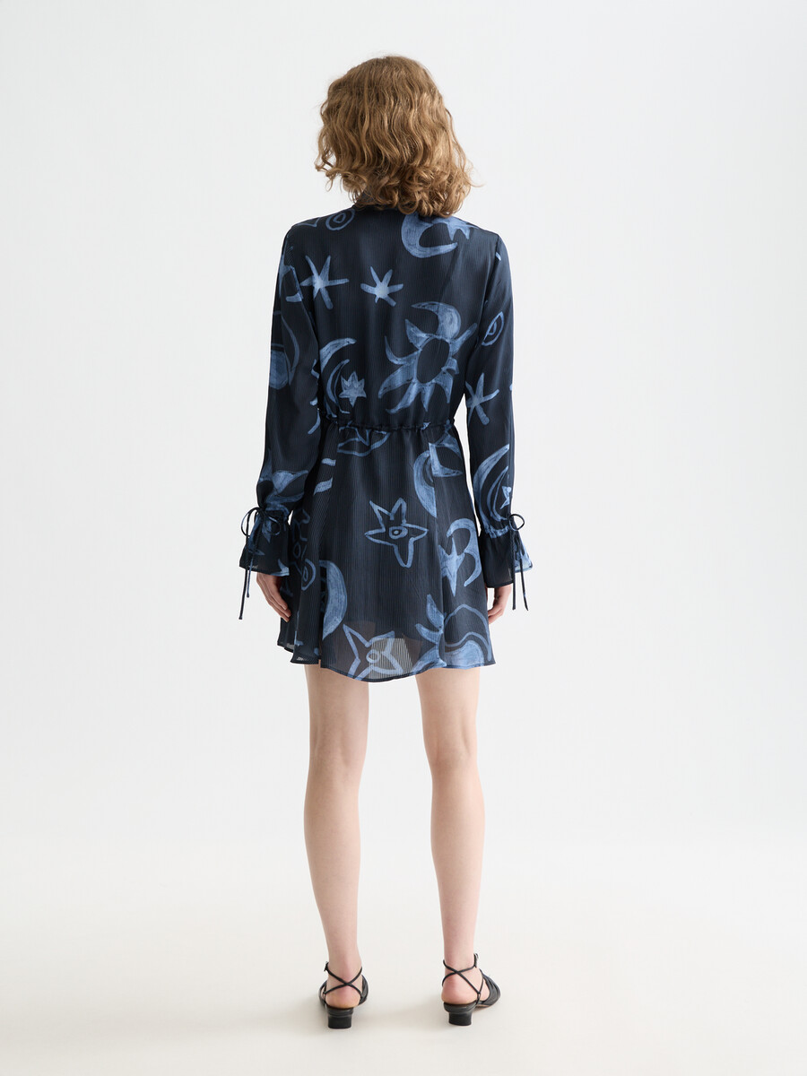 vestido mini estampado de manga larga