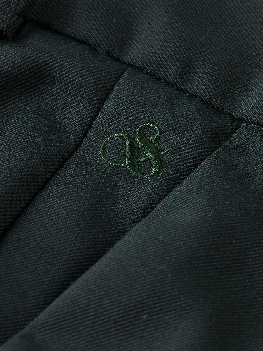 pantalón chino plisado de corte recto y relajado