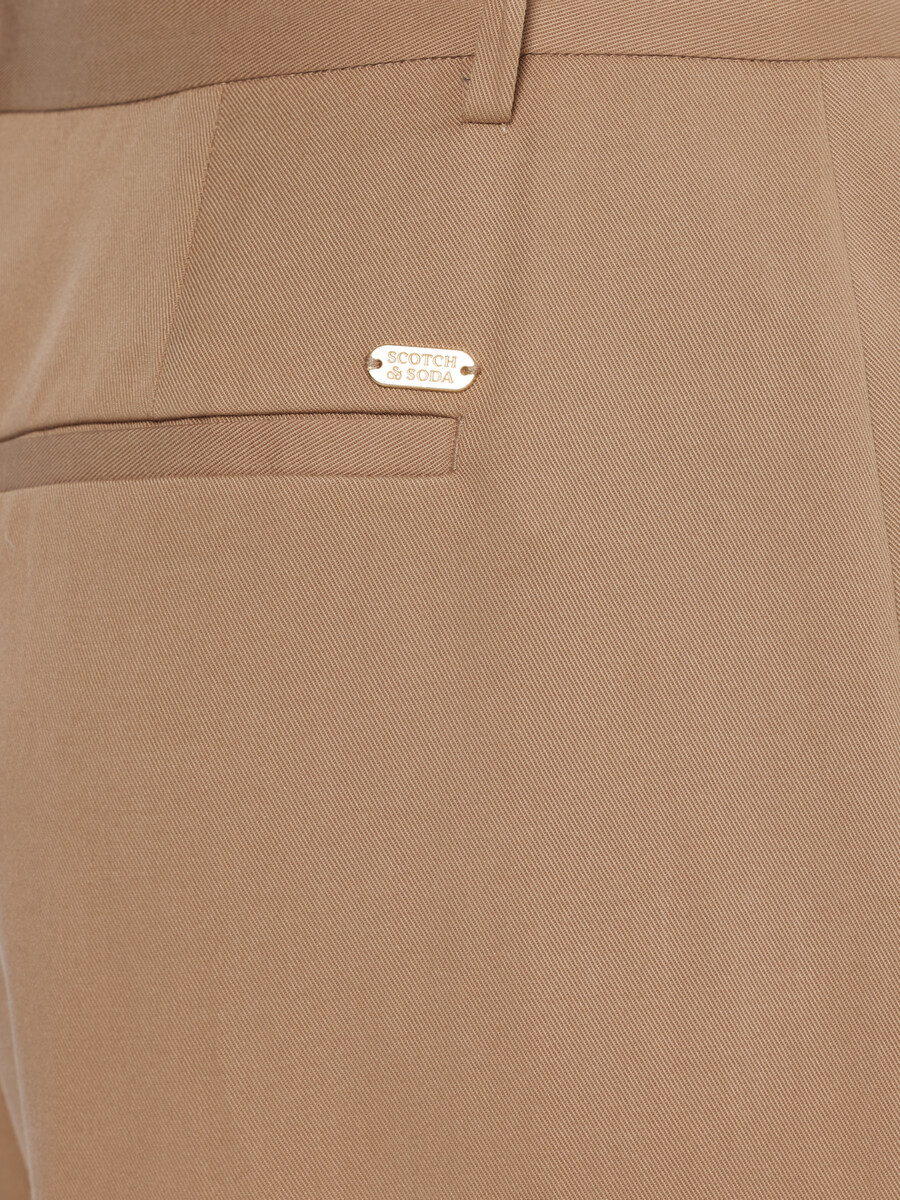 essentials — pantalón chino rosa
