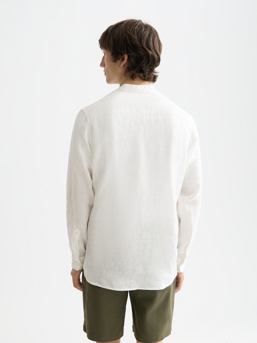 essentials — camisa de lino con cuello alto