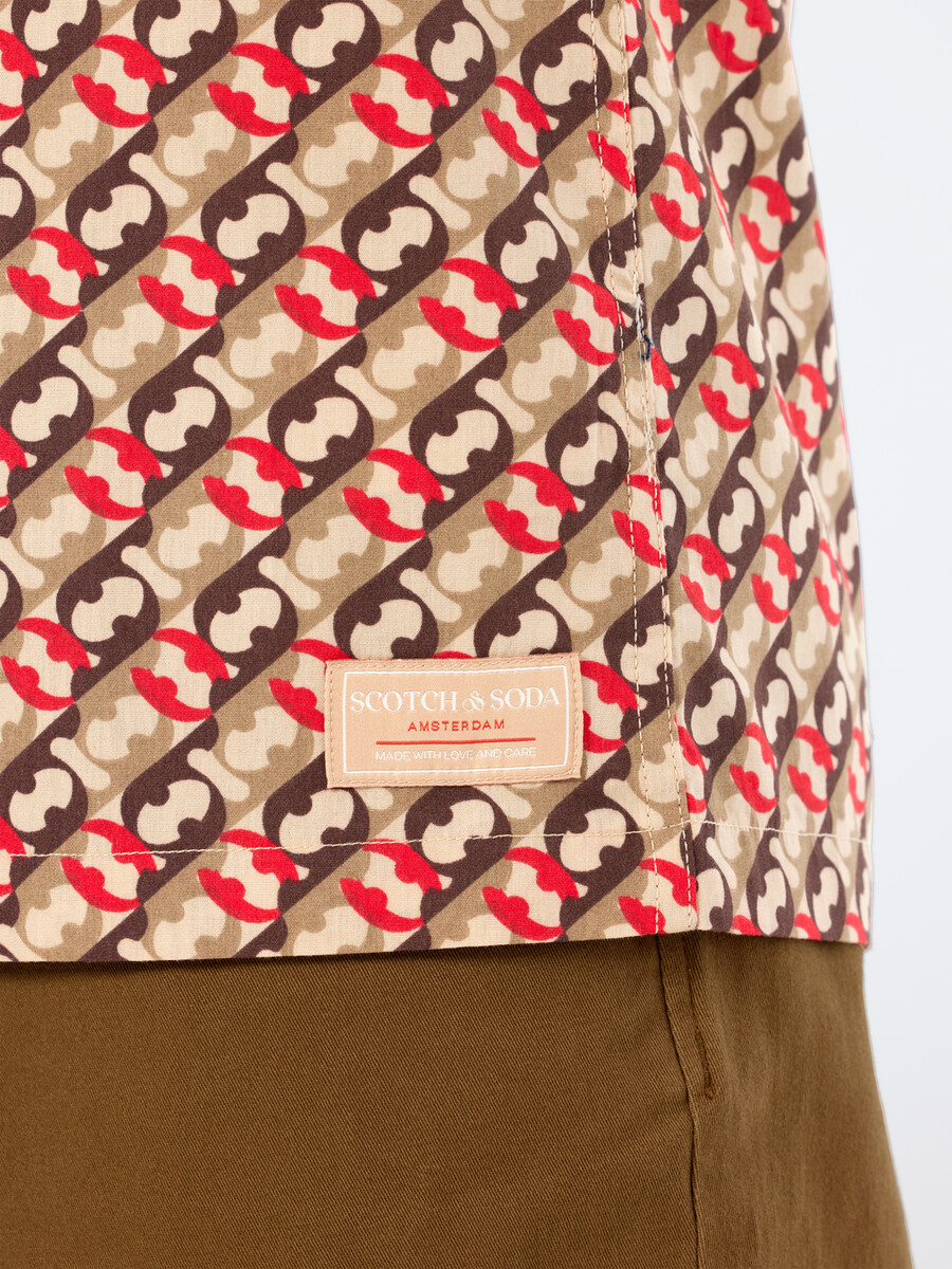 camisa de corte regular con estampado geométrico