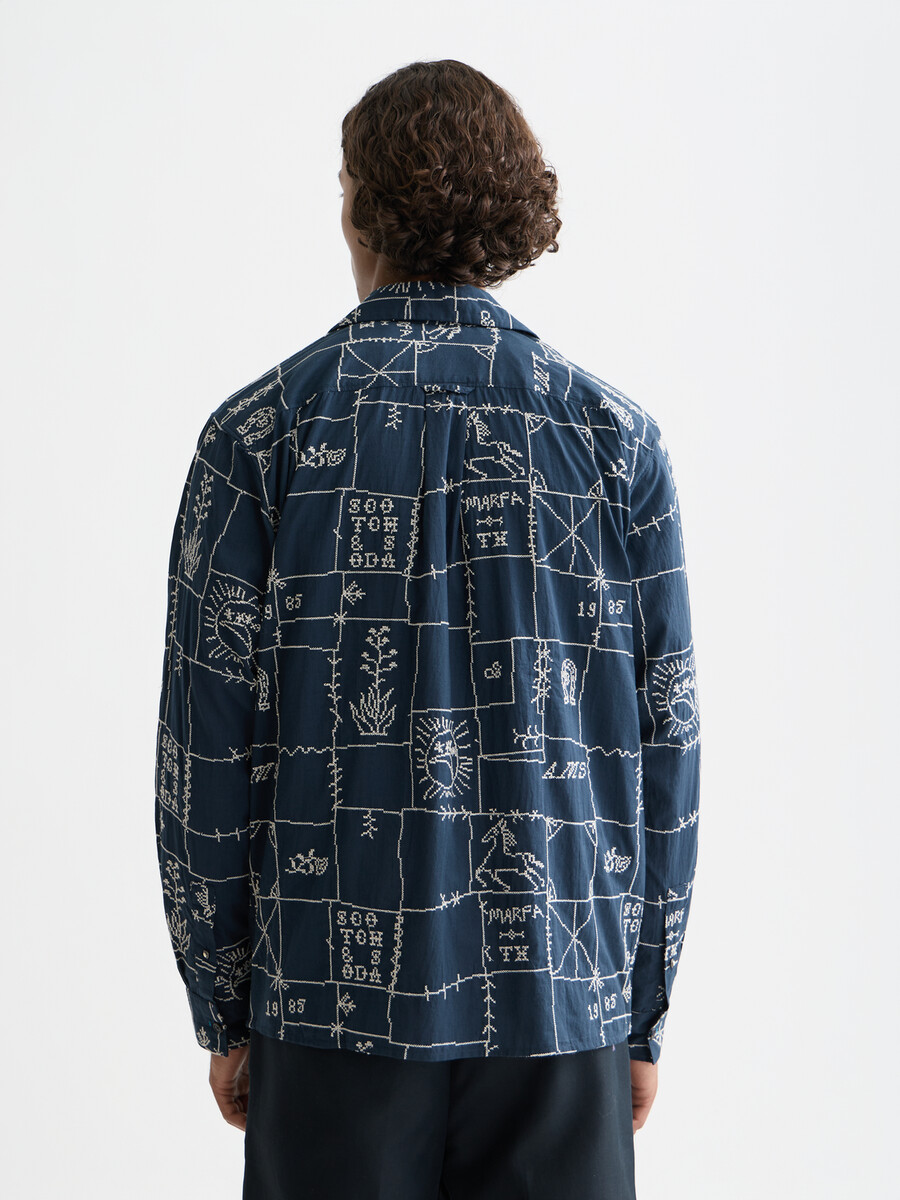 camisa bordada por todas partes