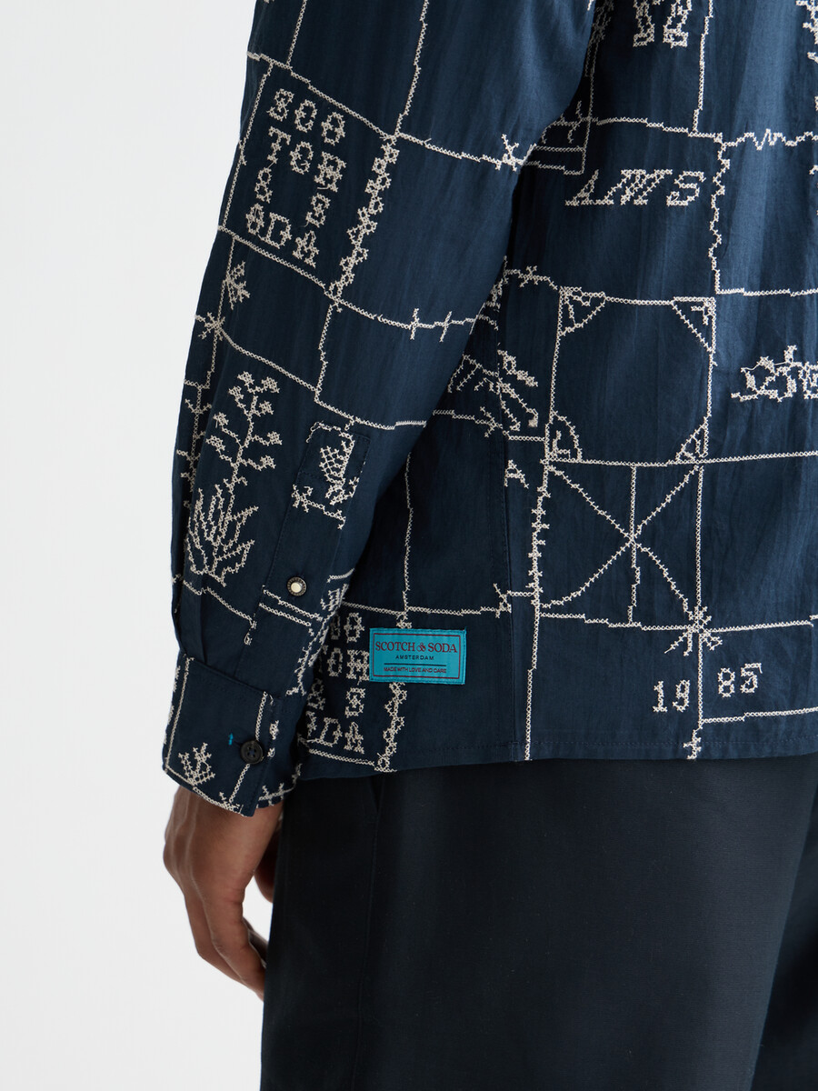 camisa bordada por todas partes