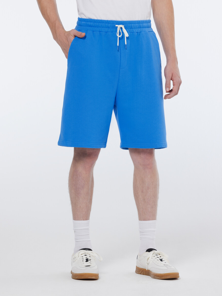 pantalón corto deportivo de corte regular con insignia y logotipo