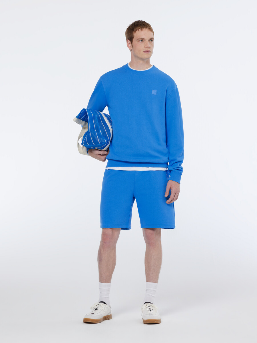 pantalón corto deportivo de corte regular con insignia y logotipo