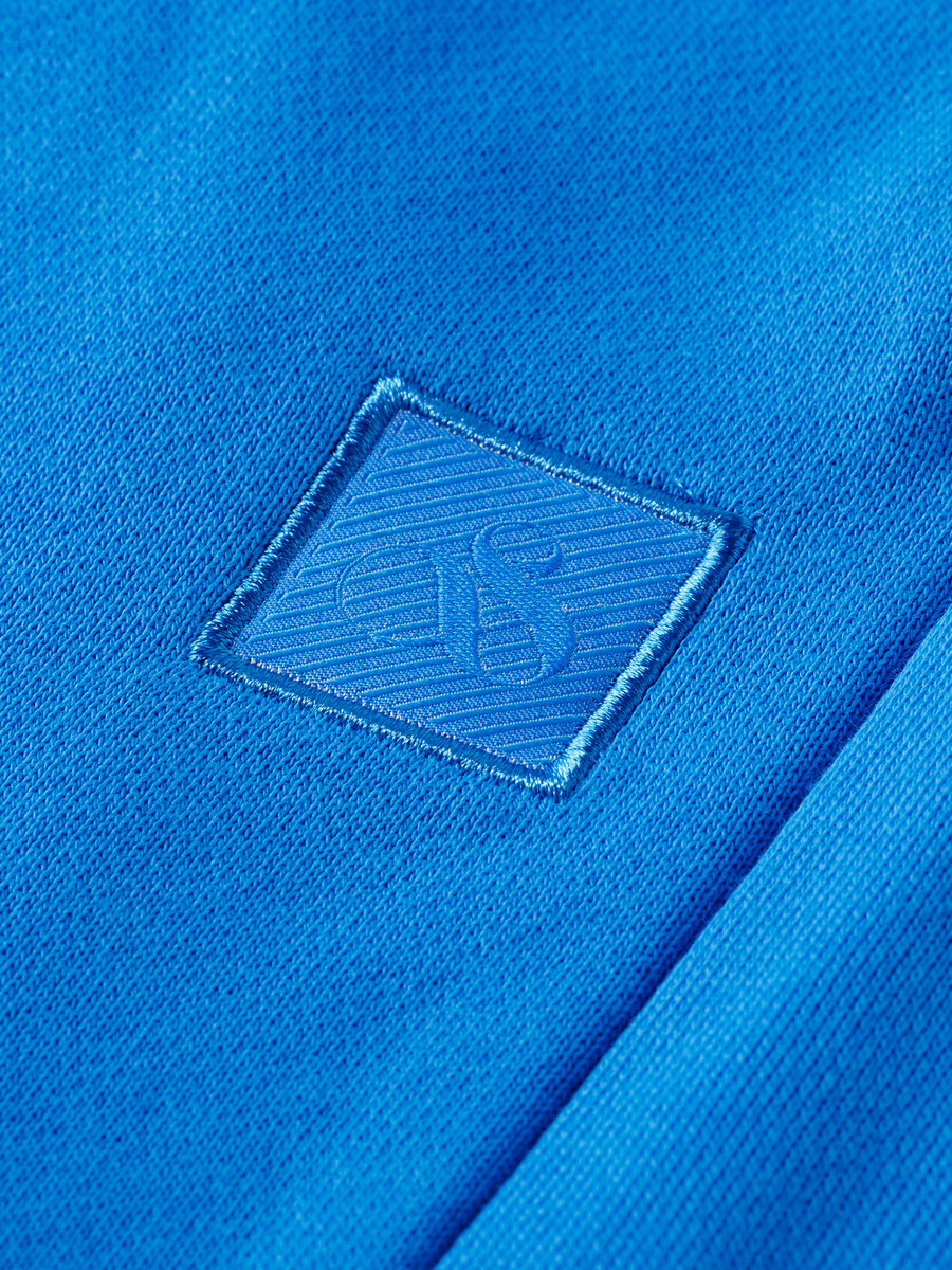 pantalón corto deportivo de corte regular con insignia y logotipo