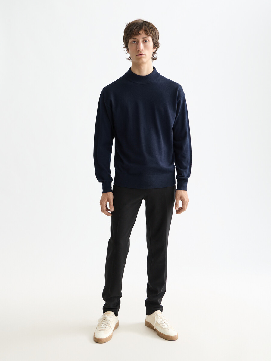 essentials — jersey de cuello alto con hombros caídos