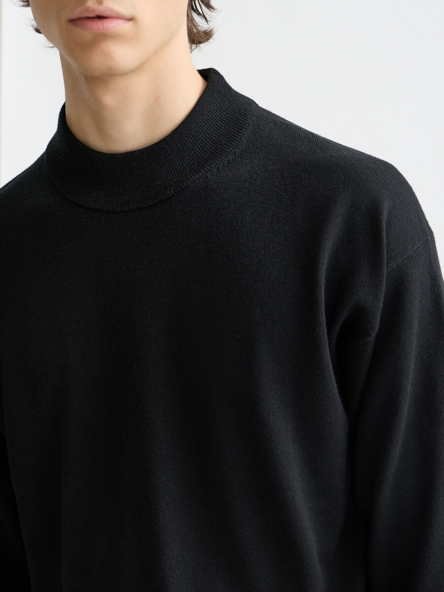 essentials — jersey de cuello alto con hombros caídos