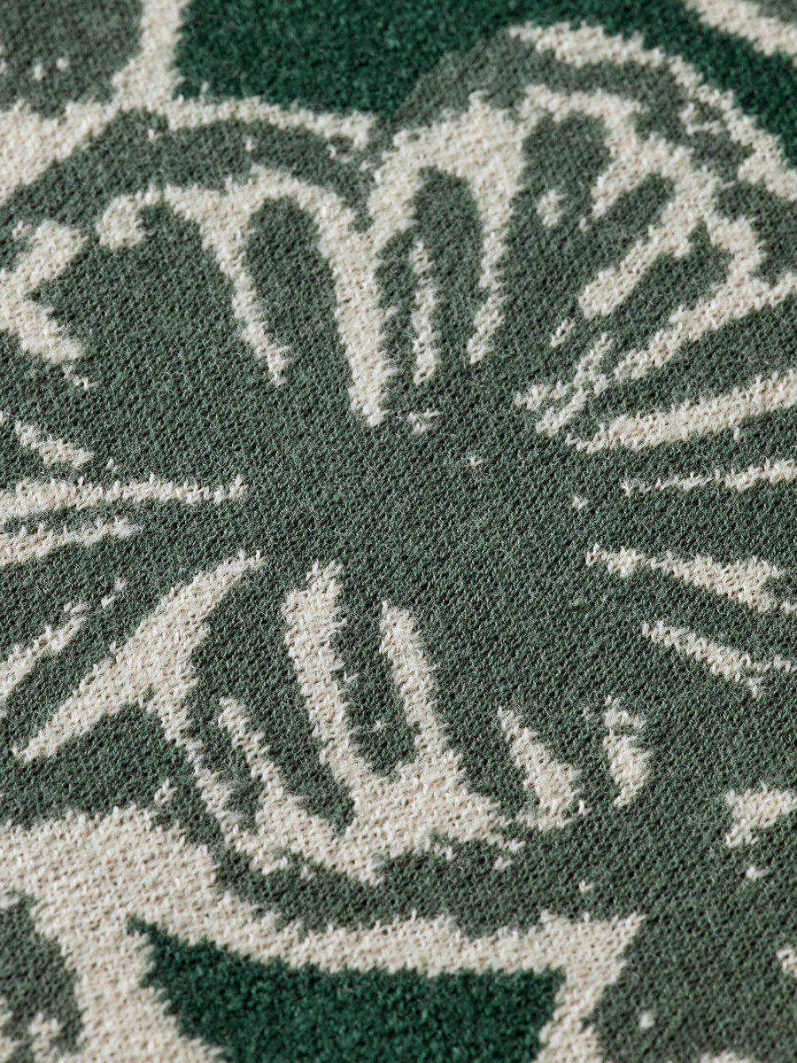 suéter jacquard con hombros caídos