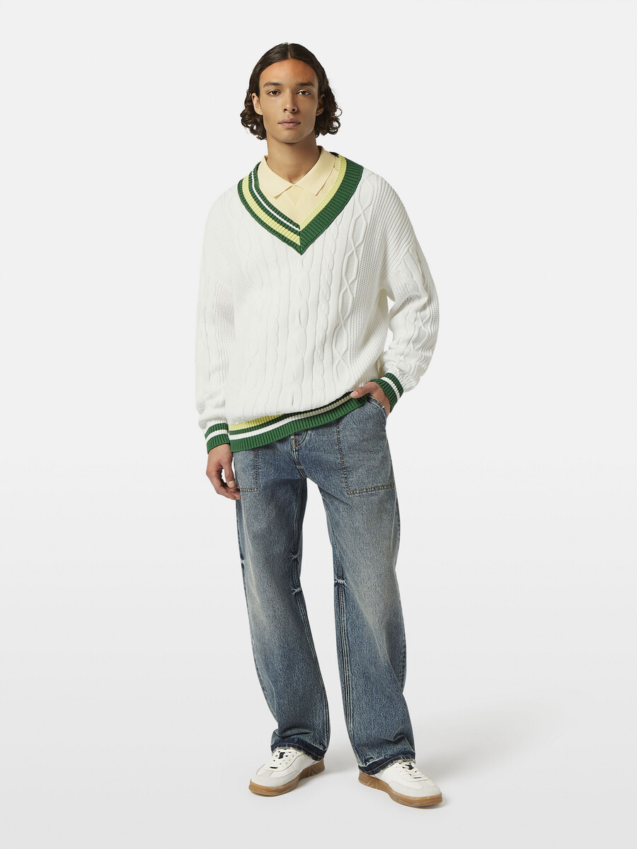 jersey de punto trenzado con hombros caídos y cuello en v