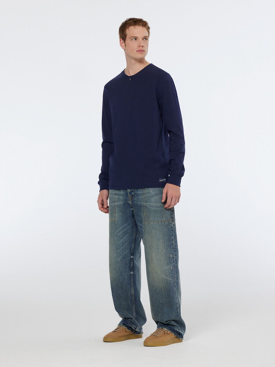 camiseta de manga larga de corte regular con cuello henley flameado