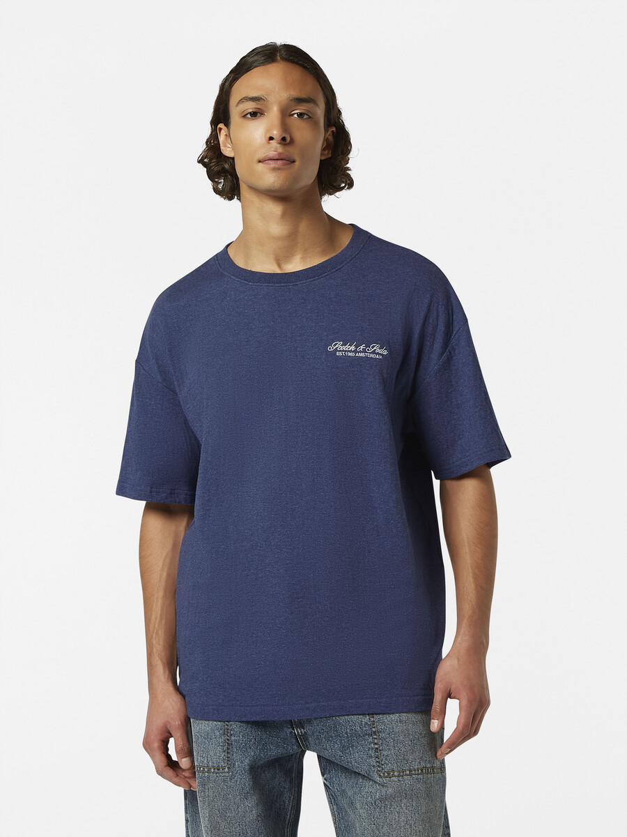 camiseta holgada con logo adherido