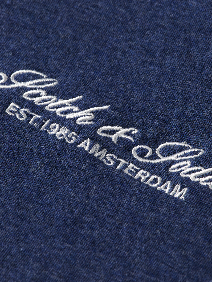 camiseta holgada con logo adherido