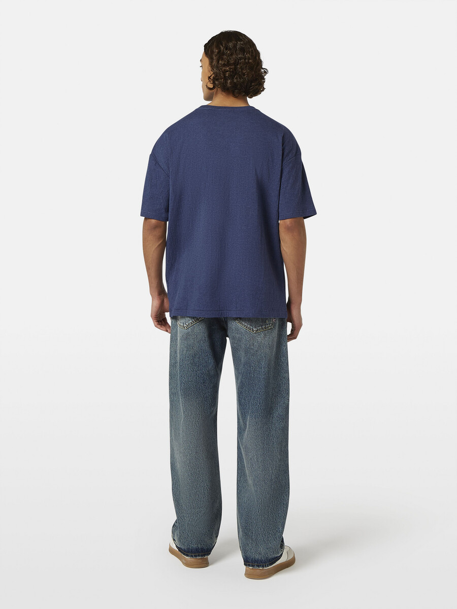 camiseta holgada con logo adherido