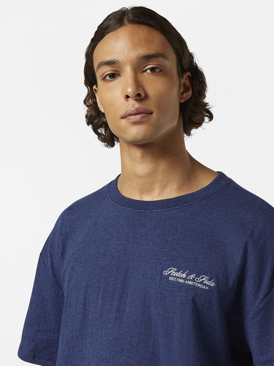 camiseta holgada con logo adherido