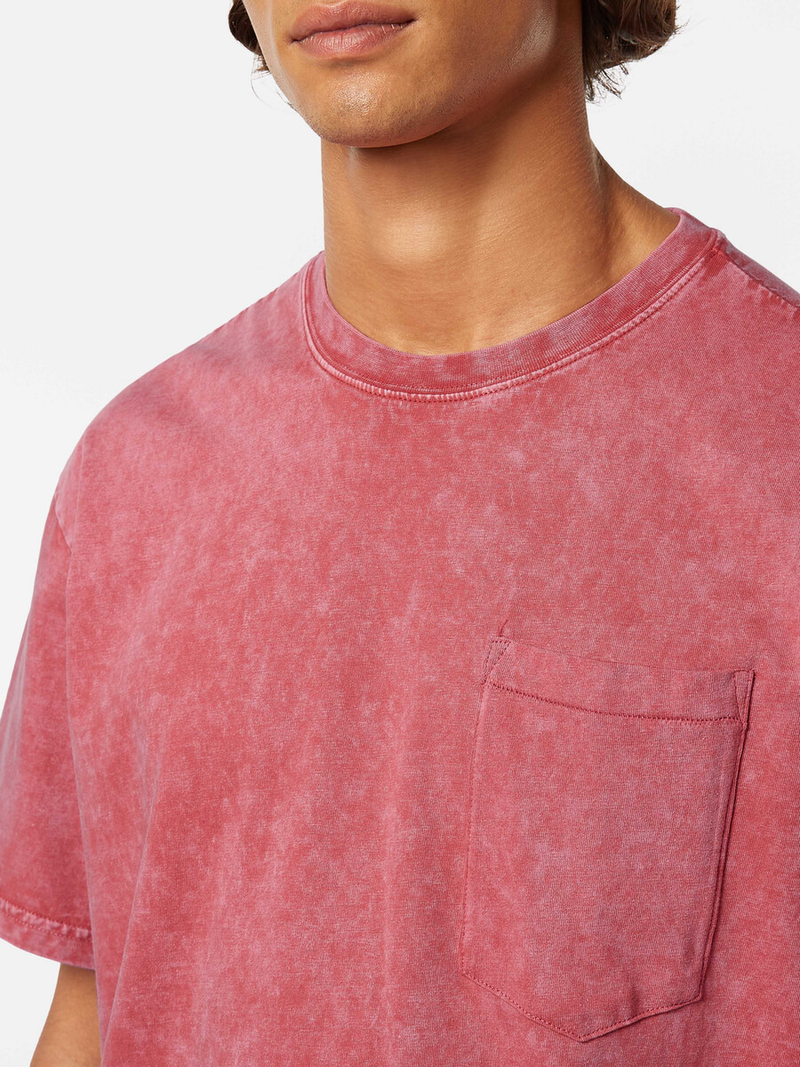 camiseta lavada de corte relajado con bolsillo delantero