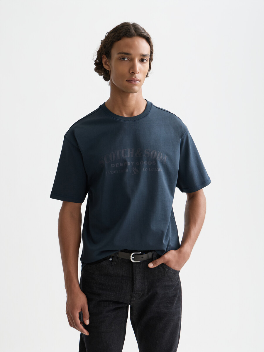 camiseta holgada con ilustración frontal
