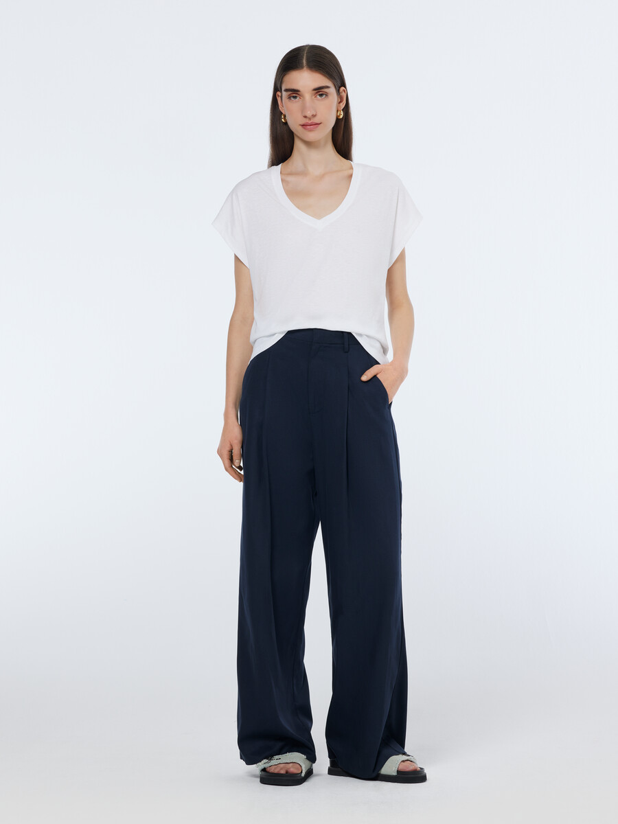 essentials — camiseta flameada con cuello en v