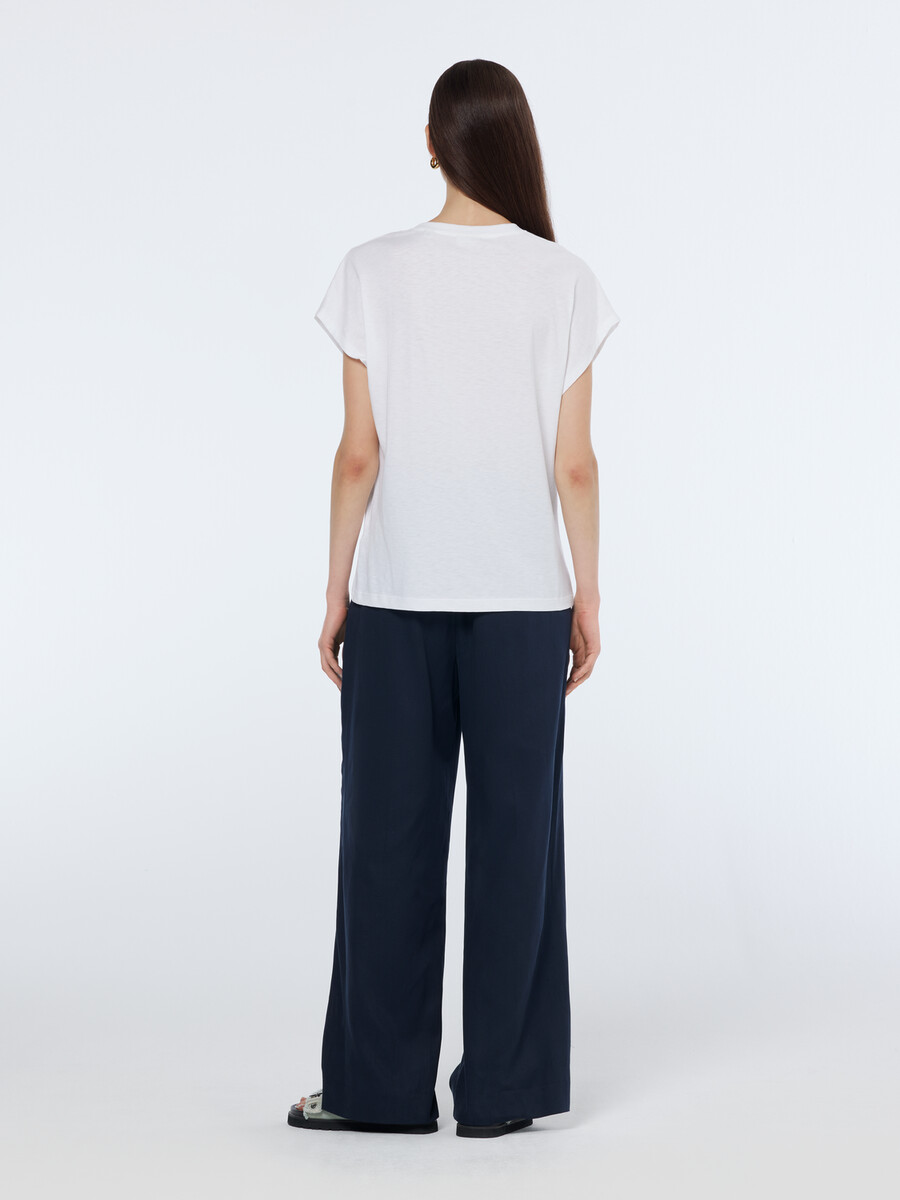 essentials — camiseta flameada con cuello en v
