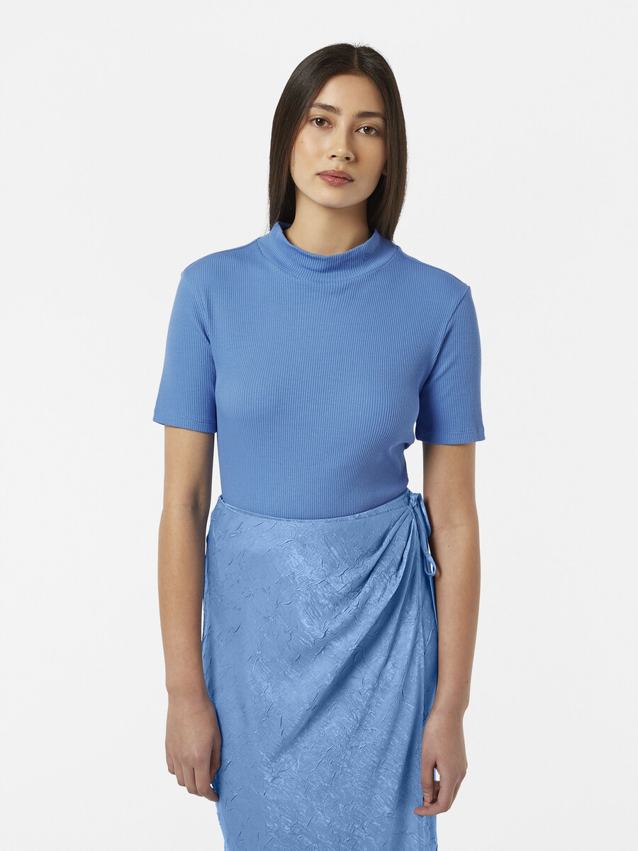 camiseta de canalé con cuello alto