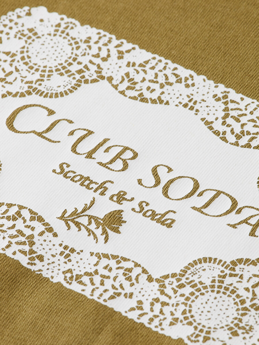 camiseta de corte regular con ilustraciones de club soda