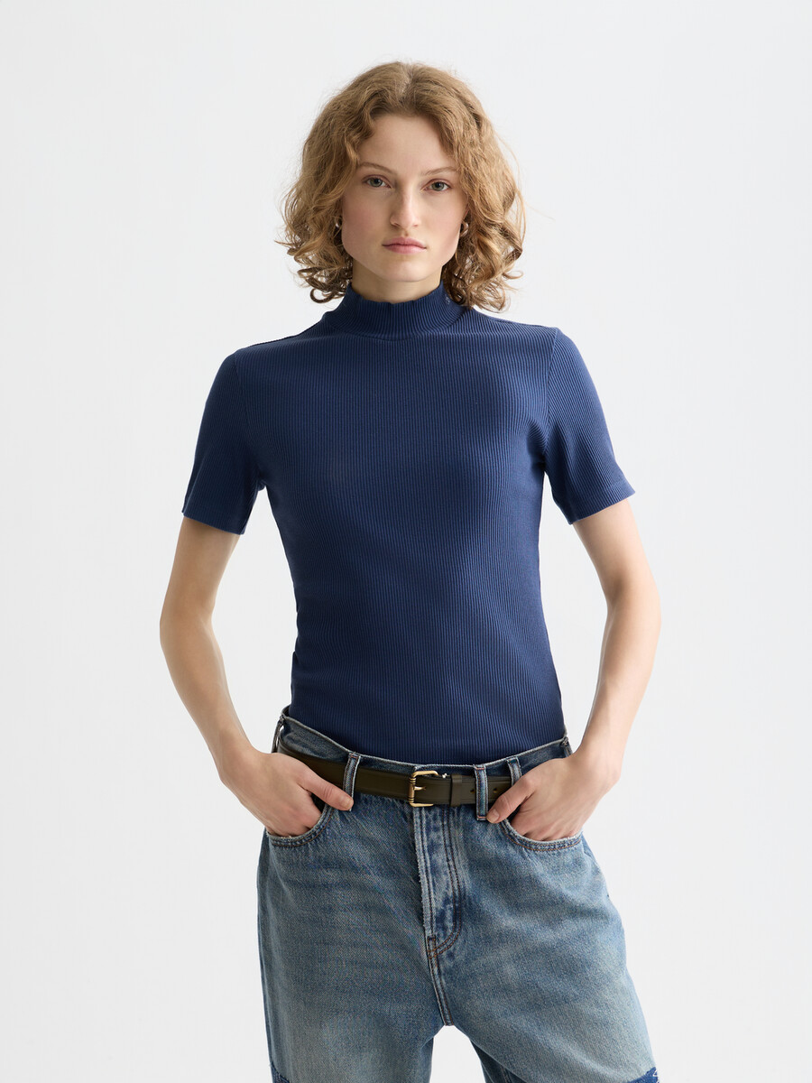 camiseta de canalé con cuello alto
