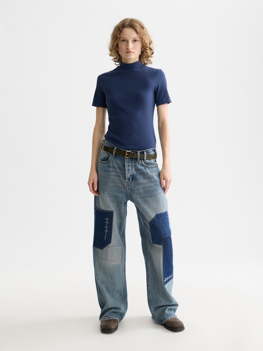 camiseta de canalé con cuello alto