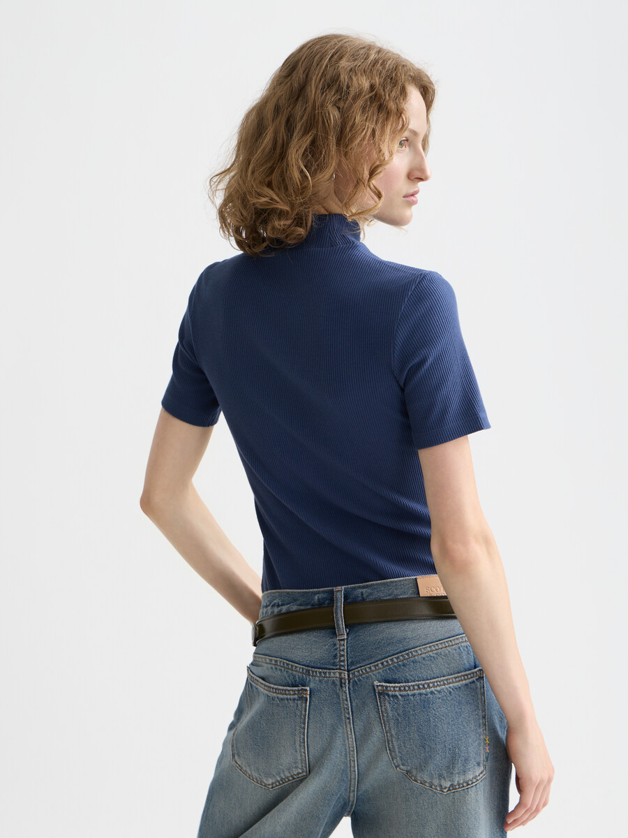 camiseta de canalé con cuello alto